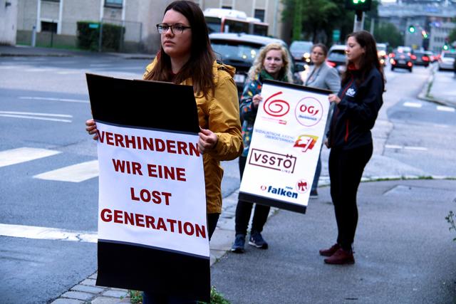 Jugendliche machen an der Linzer Prinz-Eugen-Straße mit Plakaten auf ihre Anliegen aufmerksam. | Foto: ÖGB OÖ