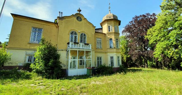 Die Villa Eisler von Terramare, auch Terramare-Schlössl genannt. Juni 2020, dem Verfall preisgegeben?