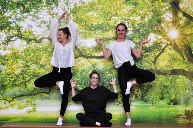 Die drei Schülerinnen praktizieren ihre Yogaübungen „im Wald“. | Foto: Fachschule Bergheim