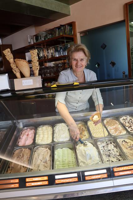 Gislinde Breitenhuber hat täglich 16 Eissorten in der Vitrine.