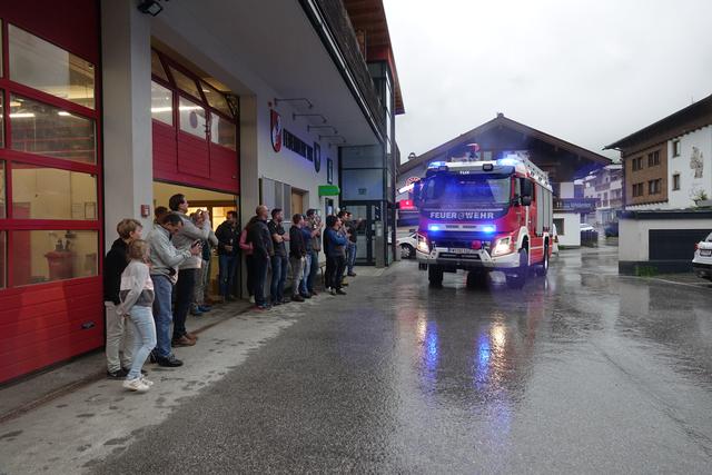 Das neue TLF für die Feuerwehr Tux wurde herzhaft in der Gemeinde begrüßt.