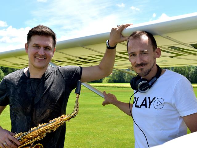 Thomas Kuzinas, alias Mr. Saxmania, und Markus Weiss kurz vor dem Start des musikalischen Fluges über die Region.