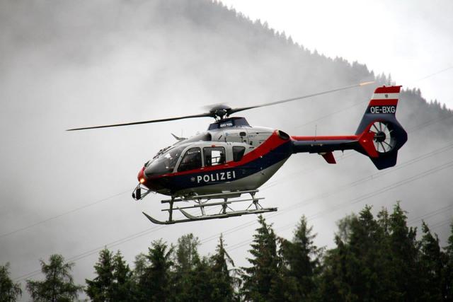 Alpine Notlage: Zwei Alpinisten wurden in Galtür vom Polizeihubschrauber (Symbolbild) aus einem Klettersteig geborgen. | Foto: ZOOM.TIROL