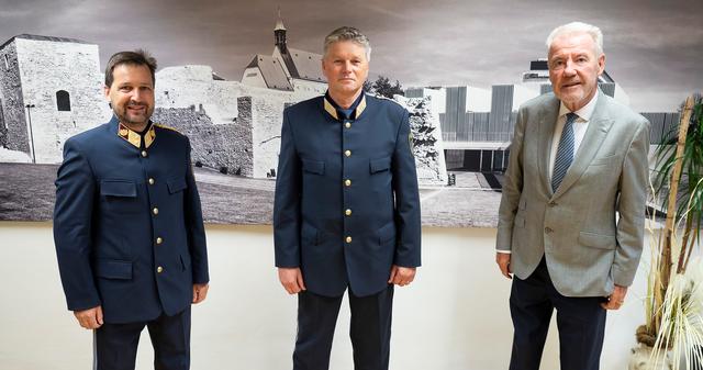 Stadtpolizeikommandant Manfred Fries stellte Bürgermeister Klaus Schneeberger den neuen Dienststellenleiter der PI Burgplatz, Josef Fromwald vor.

 | Foto: Stadt WN/Weller
