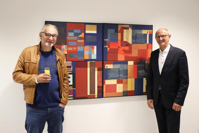 Ausstellungseröffnung: Künstler Heinrich Prokopetz (li.) mit Alpinairum-GF Bgm. Anton Mattle. | Foto: Othmar Kolp