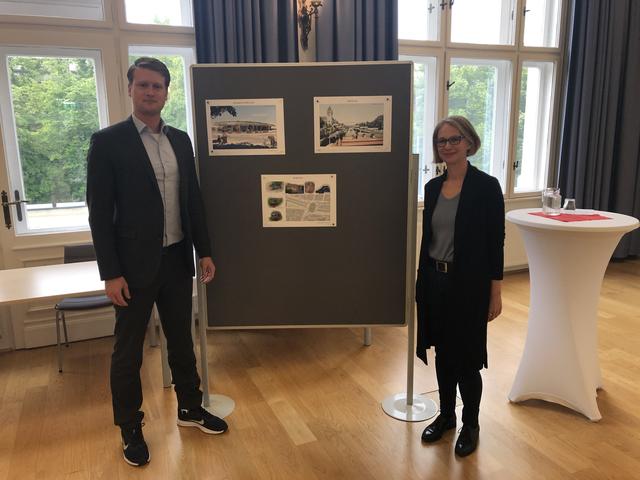 Penzings Bezirksvorsteherin Michaela Schüchner (SPÖ), präsentierte gemeinsam mit dem stellvertretenden Bezirksvorsteher aus Hietzing, Matthias Friedrich (SPÖ) die ersten Renderings | Foto: Berger