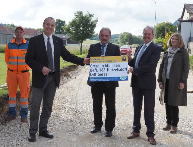 Rene Sprung (Straßenmeisterei Geras), Dipl.-Ing. Wolfgang Dafert (Leiter der Straßenbauabteilung Hollabrunn), Johann Glück (Bürgermeister der Stadtgemeinde Geras), Präsident des NÖ Landtages Karl Wilfing (in Vertretung von LH Johanna Mikl-Leitner), Karin Gutmann, MSc (Vizebürgermeisterin der Stadtgemeinde Geras).