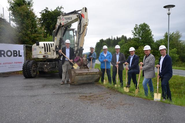 Mit dem Spatenstich startet das Projekt Geh- und Radweg in Hofstätten an der Raab und soll mit Schulbeginn abgeschlossen sein.