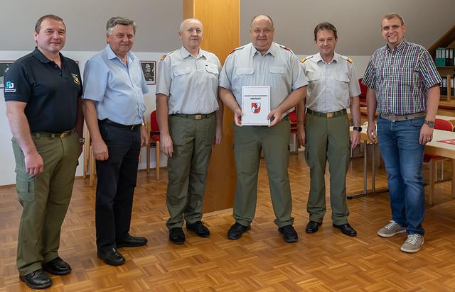 BI Gerhard Brunner (3.v.r.) wurde rückwirkend zum neuen Feuerwehrkommandant-Stellvertreter ernannt. | Foto: Feuerwehr Markt Allhau