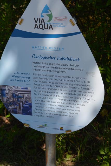Die Hinweistafeln, die entlang der "Via Aqua" aufgestellt wurden, hat Wolfgang Zimprich von der werbetrommel in Oberndorf entworfen. | Foto: Roland Mayr