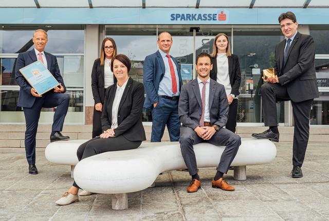 Freuen sich über das hervorragende Ergebnis beim Sparkassen-Award (v.l.): Vorstand Mario Kometer, Sandra Wachter, Michaela Juen, Christoph Meze, Armin Wilhelm, Katja Grüner und Vorstand Markus Scheiring.