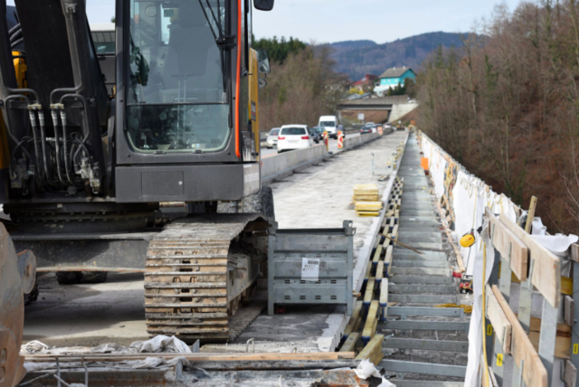 Sanierungsarbeiten auf der Traunbrücke.  | Foto: Wolfgang Spitzbart