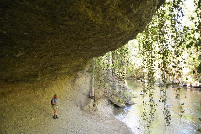 Riesige Konglomerat-Felsen türmen sich in der Schlucht auf.