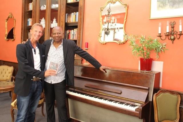 Kurt Dohnal, Direktor im Hotel Schloss Weikersdorf, hat bei der ersten Sundowner-Lounge am 25. Juni Lincoln Brown zu Gast | Foto: zVg
