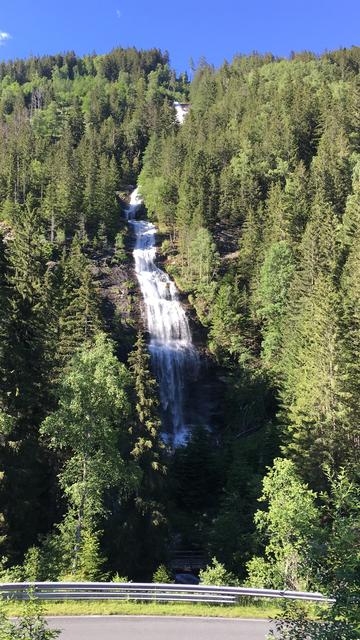 ... und ewig rauschen die Wälder -
und ewig rauschen und tosen die fallenden Wasser in der Granit Schlucht;
seit Menschengedenken: tagein und tagaus!
hier zum Beispiel der "Fallbach" im Maltatal!