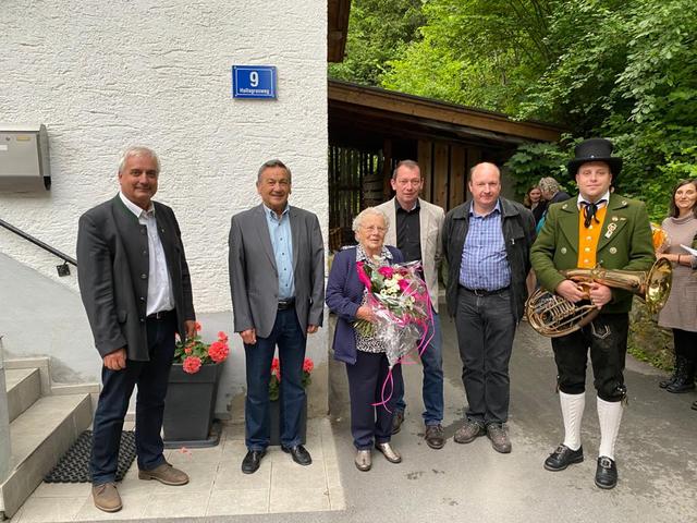 Bgm. Heinz Kofler, Josef Partoll, Maria Eiter, Vizebgm. Alexander Jäger, GV Josef Hojnick und  Obmann der Musikkapelle Prutz Christian Streng (v.l.). | Foto: Heinz Kofler