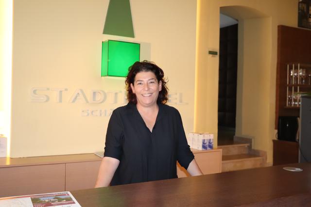 Susanne Hargassner hat mit 29. Mai das Schärdinger Stadthotel mit 56 Betten übernommen – ebenso die vier Mitarbeiterinnen. | Foto: Judith Kunde