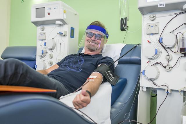 Nik P. erkrankte im Frühjahr an Corona und spendet nun als Corona-Genesener sein Blutplasma mit Antikörper.