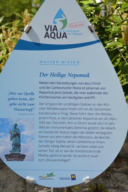 Die Hinweistafeln, die entlang der "Via Aqua" aufgestellt wurden, hat Wolfgang Zimprich von der werbetrommel in Oberndorf entworfen. | Foto: Roland Mayr