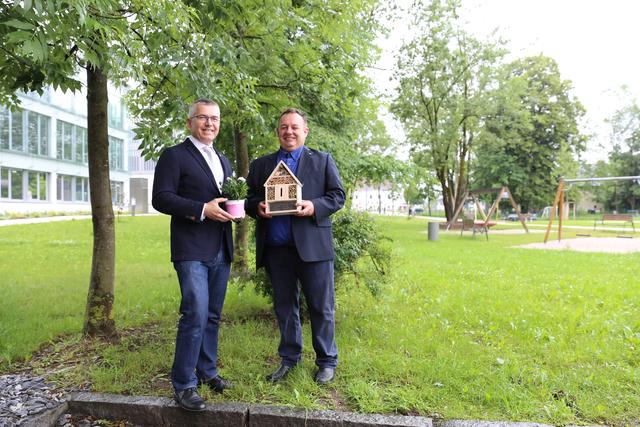 TRAUN. Am 11. Oktober trafen sich die Brgermeister und Der ehemalige Kommandant der Freiwilligen Feuerwehr Frauschereck, Erich G6-Treffen der Kommandanten - optical-mark-recognition.com