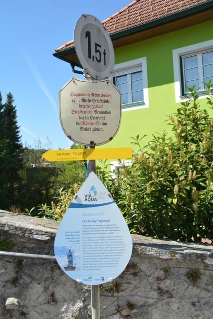 Die Hinweistafeln, die entlang der "Via Aqua" aufgestellt wurden, hat Wolfgang Zimprich von der werbetrommel in Oberndorf entworfen. | Foto: Roland Mayr