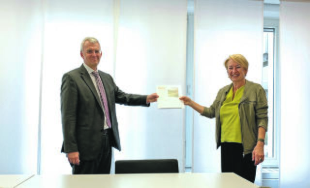 Bezirksvizin Barbara Neuroth übergab Herwig Höllinger die Forderung mit 200 Unterschriften.