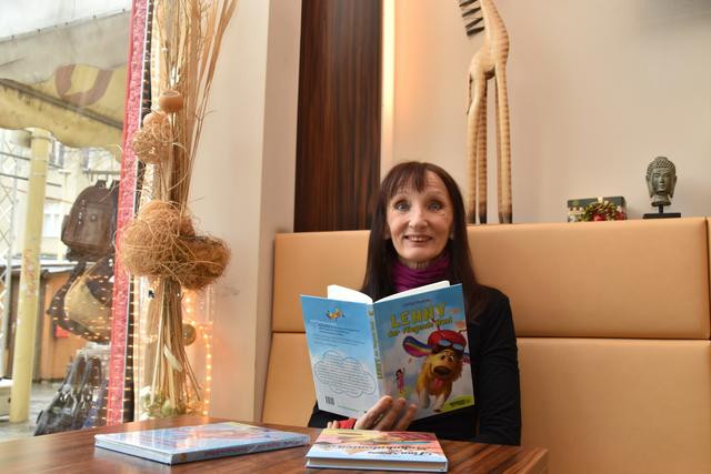Anna "Heuschreck" Hnilicka mit ihrem aktuellen Buch. Für ihr neues Werk hat sie ein Crowdfunding gestartet.