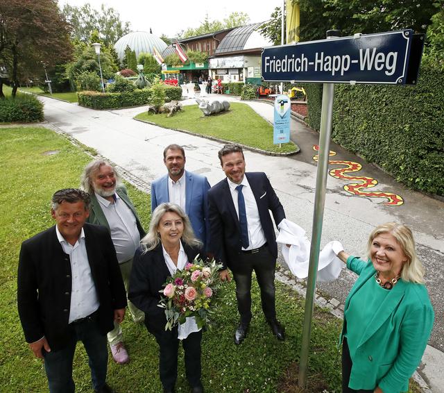Enthüllung des neuen Straßenschildes: Christian Scheider, Frank Frey, Helga Happ, Markus Geiger, Wolfgang Germ und Maria-Luise Mathiaschitz | Foto: StadtPresse/Eggenberger