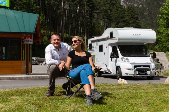 Bernd Scharfegger (l.) und Julia Pap freuen sich auf das neue Camping-Angebot am Fuße der Raxalpe. | Foto: Scharfeggers Raxalpen Resort