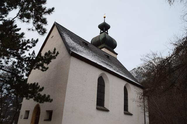 Die Burschlkirche kämpft mit starkem Holzwurmbefall und benötigt dringend Renovierungsarbeiten.