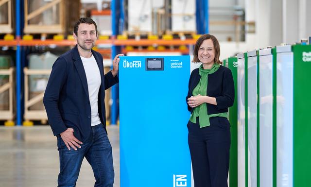 ÖkoFEN-Geschäftsführer Stefan Ortner und UNICEF Österreich-Vertreterin Dr. Anna Gudra mit der 100.000sten Pelletsheizung im UNICEF-Sonderdesign.
 | Foto: ÖkoFEN