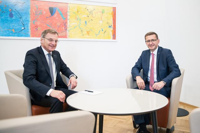 von links: Landeshauptmann Thomas Stelzer und Wirtschafts-Landesrat Markus Achleitner begrüßen jetzt das neue Investitionspaket der Bundesregierung. Allerdings brauche es noch klare Förderrichtlinien.