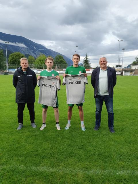 Sportkoordinator Thomas Hanser (links) und Obmann Christian Prünster mit den Neuzugängen Elias Mandler (links) und Tobias Heiss 