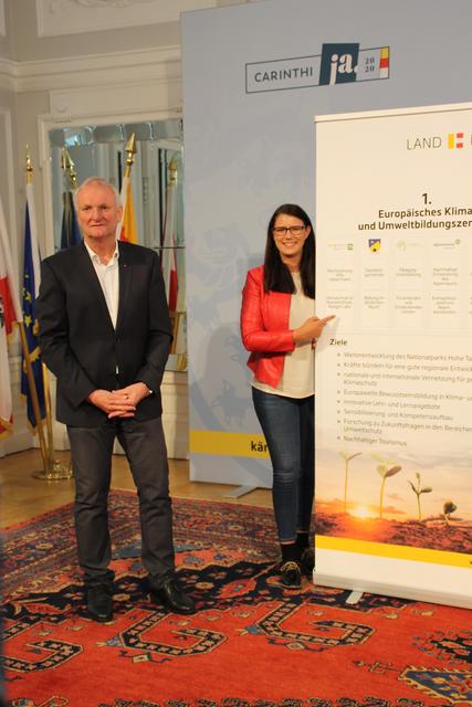 Der Bürgermeister von Mallnitz Günther Novak und Landesrätin Sara Schaar präsentieren das Konzept des ersten europäischen Klima-und Umwelt-Bildungszentrums in Mallnitz.