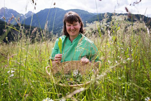 Sandra Egartner absolvierte die einjährige Ausbildung zur TEH-Praktikerin (Traditionell Europäische Heilkunde). | Foto: Wolfgang Hummer