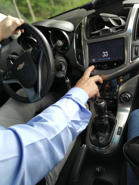 Herr Kollege hat die Finger öfter am Autoradio als am Steuer. Einmal gefällt ihm das Lied nicht, dann will er Podcasts hören, aber Bluetooth spinnt.