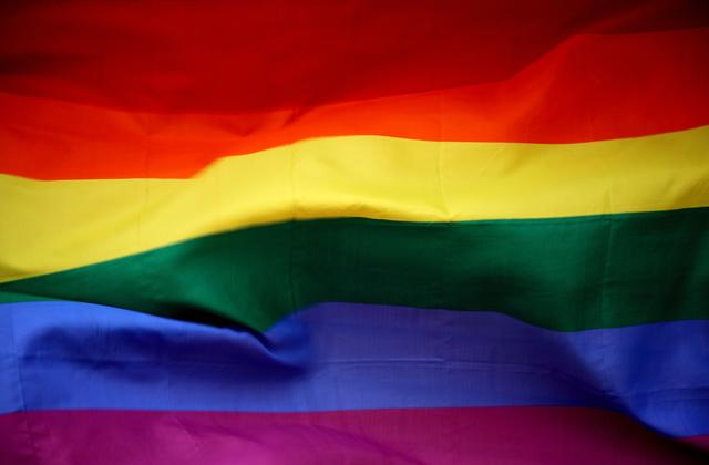 Ein Star der Serie "Outer Banks" hat sich nun als pansexuell geoutet. | Foto: photo by sharon mccutcheon on unsplash