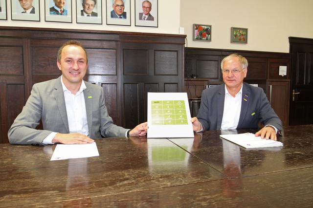 Gemeinderat Markus Billek (l.) und Bürgermeister Josef Ober präsentieren die neue Online-Plattform, auf der das beachtliche Sportangebot der Stadt Feldbach gebündelt wurde.