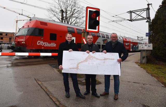 LA Vizebürgermeister Christian Samwald, Bürgermeister Rupert Dworak (M.) und Stadtrat Gerhard Windbichler (r.) vor dem Bahnübergang Pottschach. | Foto: Stadtgemeinde Ternitz/Robert Unger