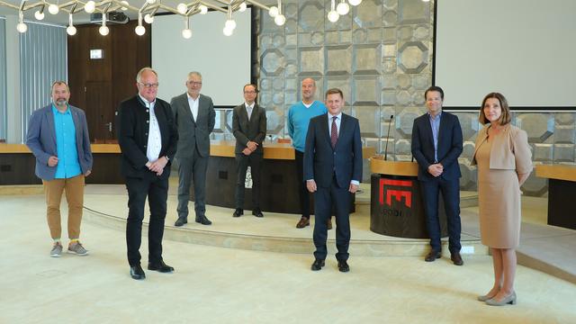 Erfahrungsaustausch: Einsatzkoordinator Alexander Debeletz, Heinz Luschnik (ärztlicher Direktor des LKH Hochsteiermark), Pressesprecher Gerhard Lukasiewicz, Leiter der Stabsarbeit Willibald Baumgartner, Sozialreferent Arno Maier, Bürgermeister Kurt Wallner, Betriebsdirektor Harald Kapeller und Pflegedirektorin Sylvia Noè. | Foto: Foto Freisinger