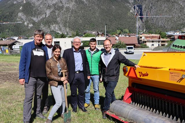 Dr. Hermann Strasser, Ortsbauernobmann Andreas Summerauser, Studentin Maria Zottele, Bürgermeister Siegmund Geiger, Clemens Raffl vom Maschinenring und Peter Frank von der Landwirtschaftskammer Landeck (v.li.) beim Lokalaugenschein in der Zammer Riefe.