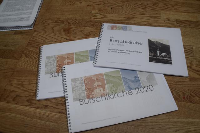 Der "Baustein", ein eigens erstelltes Heft über die Burschlkirche, kann bei Mitgliedern der AG, in lokalen Buchhandlungen oder dem Weltladen erworben werden.