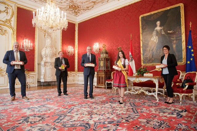 Zu Besuch bei Bundespräsident Alexander Van der Bellen: Wolfgang Sieger, Bgm. Matthias Weghofer, Öst. Erdbeerkönigin Sophie I., Anita Treitl | Foto: Marktgemeinde Wiesen