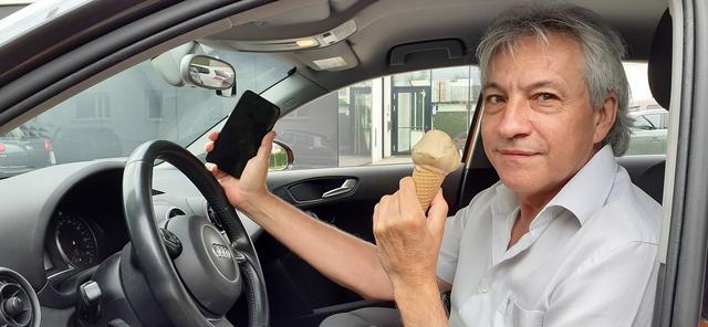 Fahrschulbetreiber Günter Koglbauer meint: "Don‘t eat and drive!" und zeigt, wie es nicht sein soll: Eis schlecken und smsen ist bem Autofahren absolutes No-Go.