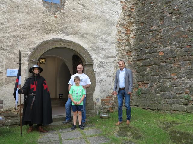 Andreas und Leo Eigenbauer aus Bad Tatzmannsdorf wurden als erste Gäste des Jahres 2020 von Burgwächter Manuel Koller und Burgadministrator Gilbert Lang begrüßt. | Foto: Burgstiftung