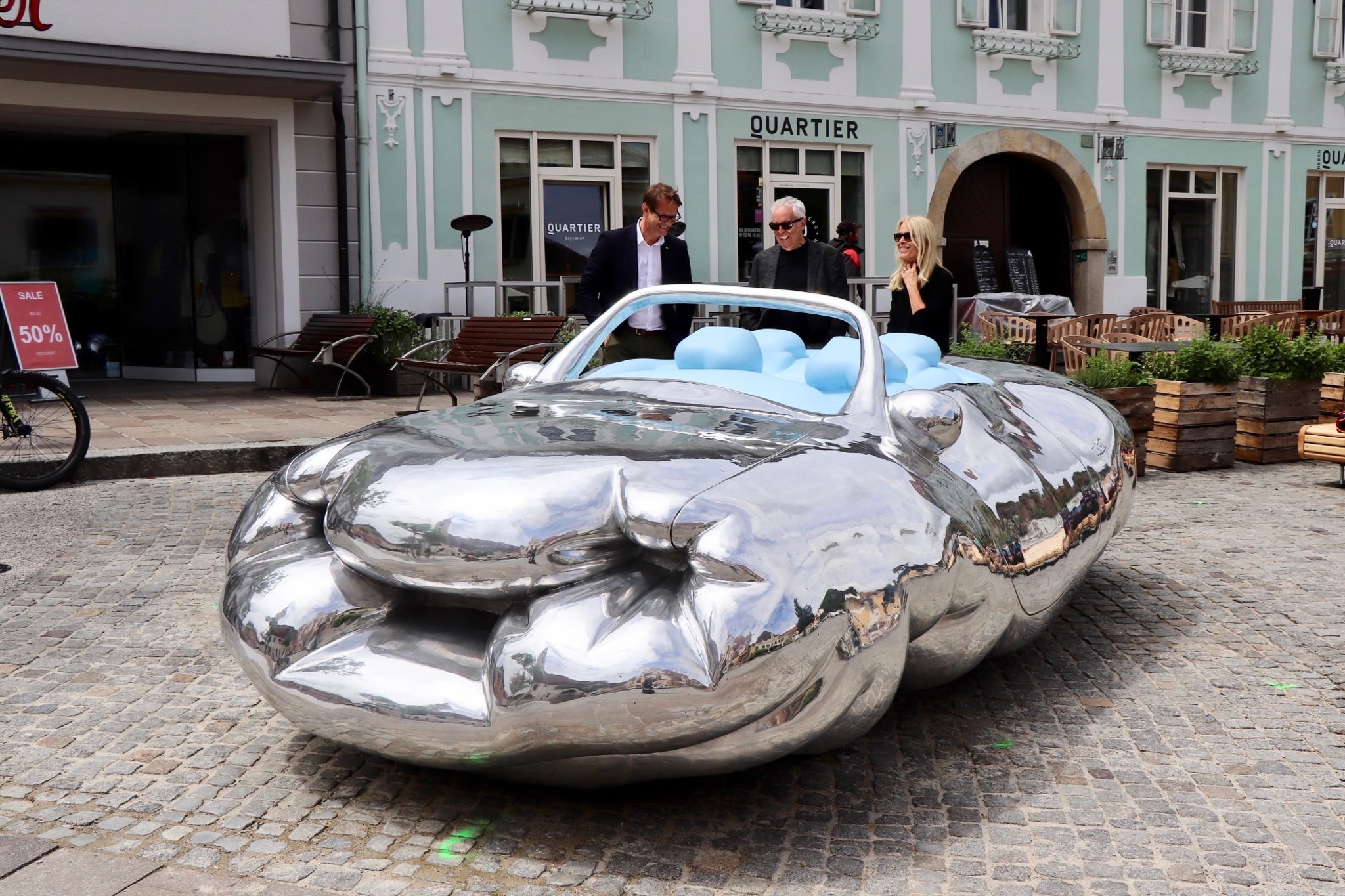 Fat Car von Erwin Wurm am Hauptplatz Hartberg HartbergFürstenfeld