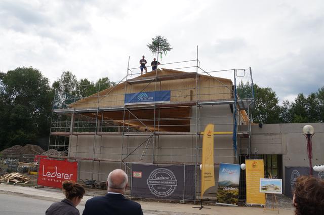 Der Gleichenspruch wurde am Dach der neuen Halle vorgetragen. | Foto: Almer