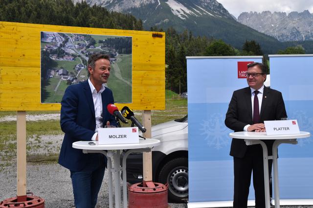 Für Christian Molzer, Vorstand der Abteilung Verkehr und Straße (links), ist das Projekt in Scheffau unter anderem wegen der Grundwassersituation und der Bäche eines der bislang komplexesten Bauvorhaben entlang der B 178 Loferer Straße.  | Foto: Barbara Fluckinger