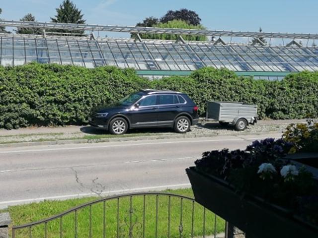 Habe heute einen Parksünder in St. Andrä-Wördern gesehen. Hat sich mit seinem Anhänger mitten am Gehsteig eingeparkt und ist seelenruhig in die Gärtnerei Gebhardt einkaufen gegangen | Foto: privat