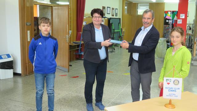 Die Schulleiterin Anita Reischl bei der Übergabe des Tablets durch RC Enns Präsident Peter Strauß. | Foto: NMS 1 Enns